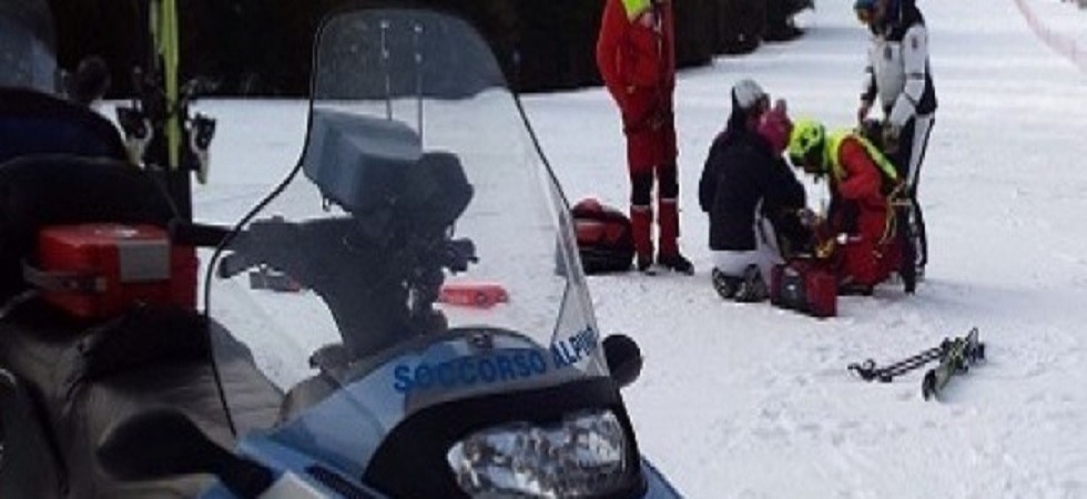 Foto d'archivio Scontro fra due sciatori, il casco si rompe: 43enne elitrasportato all’ospedale